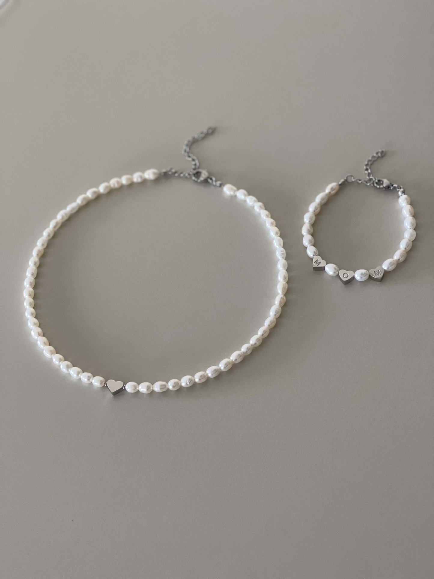 Engraved hearts pearl bracelet